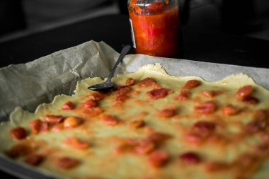 Geleneksel manuel yöntemle bir kadın aşçı, eski bir fırında Türk gozleme keki pişirir. Hamur hazırlama, yoğurma, yuvarlama. Süzme peynir ve ıspanağın oluşumu. Pasta yapıyorum.