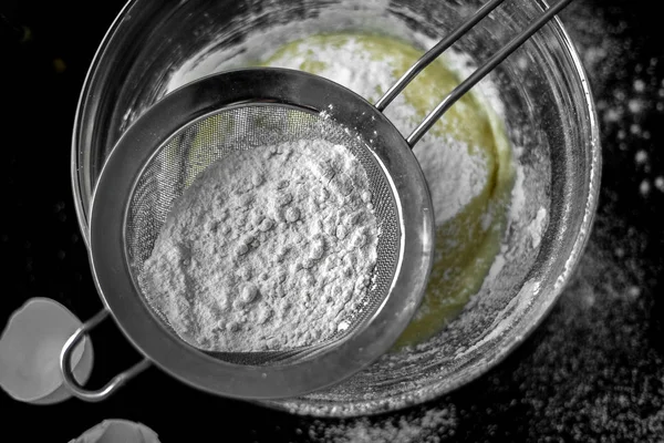 Ev yapımı için malzemeler: kurabiye, ekmek, pasta. Un, şeker ve yumurtalar siyah masada. Fırın yemekleri..