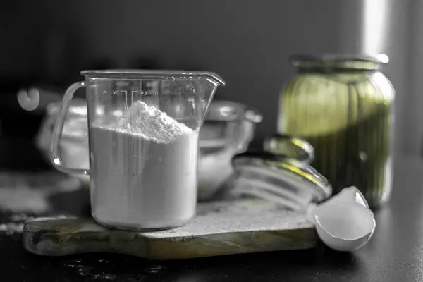 Ev yapımı için malzemeler: kurabiye, ekmek, pasta. Un, şeker ve yumurtalar siyah masada. Fırın yemekleri..