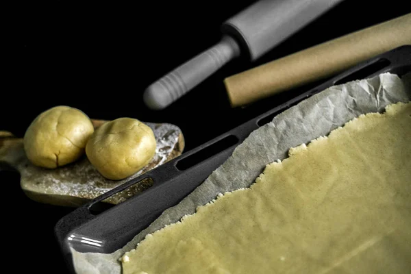 Protvin üzerine kurabiye hamuru. Yuvarlandı ve hamur toplarına bölündü