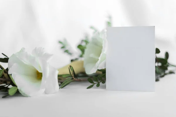 Beyaz çiçekli kartpostal ve mesaj için yer. Aşk, düğün, doğum günü, beyaz arka planda Sevgililer Günü ve Anneler Günü kavramı. Kompozisyon doğal bir kırsal tarzda..