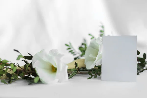 Beyaz çiçekli kartpostal ve mesaj için yer. Aşk, düğün, doğum günü, beyaz arka planda Sevgililer Günü ve Anneler Günü kavramı. Kompozisyon doğal bir kırsal tarzda..