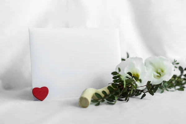 Beyaz çiçekli kartpostal ve mesaj için yer. Aşk, düğün, doğum günü, beyaz arka planda Sevgililer Günü ve Anneler Günü kavramı. Kompozisyon doğal bir kırsal tarzda..
