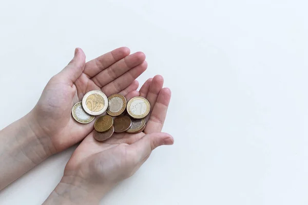 Avucunun içinde bir avuç bozuk para. Beyaz arkaplanda Euro sikkeleri