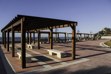 Sahildeki gezinti güvertesinde ve banklarda.