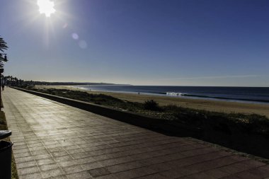 Güneşli bir günde kimsenin olmadığı bir gezinti.