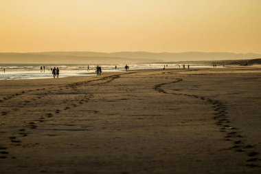 Plaj Monokrom gökyüzü ve kıyı şeridi sarı