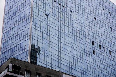 Aşağıdan görünen modern ofis binasının pencereleri