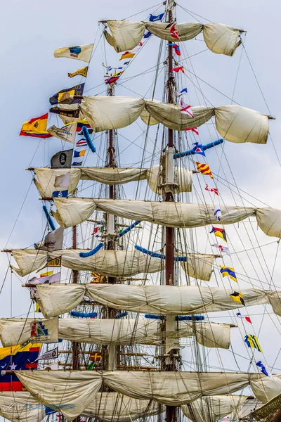 Yelkenli gemi direkleri limandan ayrılıyor.