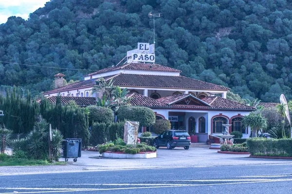 Soğuk bir günde yol kenarında bir dağ var.