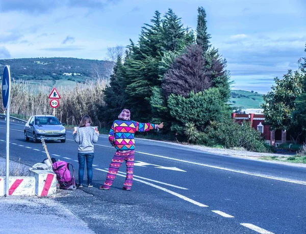 yol kenarında otostopçular