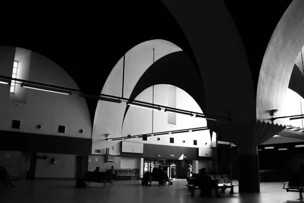 Havaalanının içinde siyah beyaz mimari kemerler var.