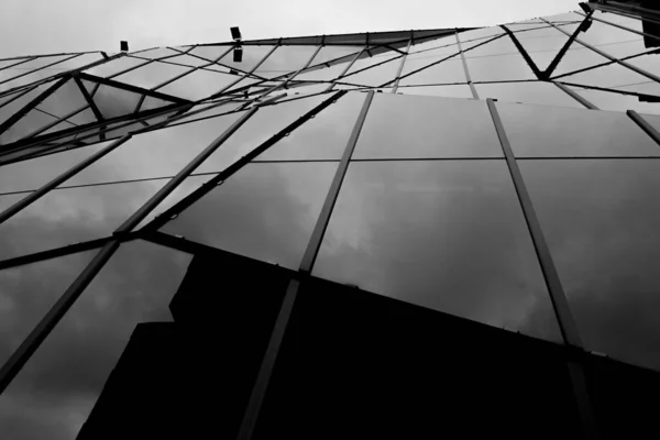 Modern ofis binası aşağıdan görünüyor