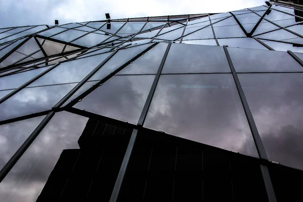 Modern ofis binası aşağıdan görünüyor