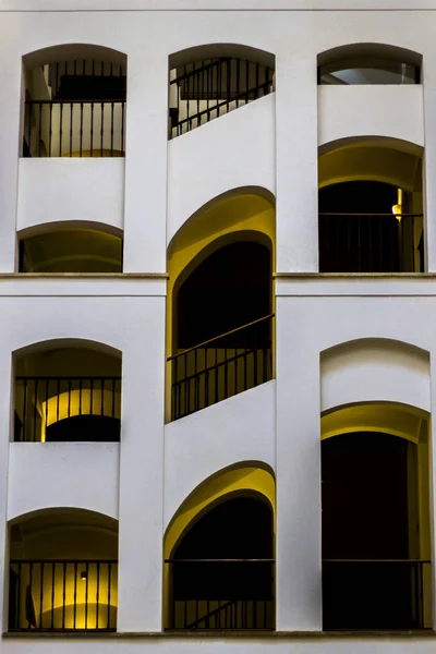 Merdiveni olan bir binanın ön cephesi.