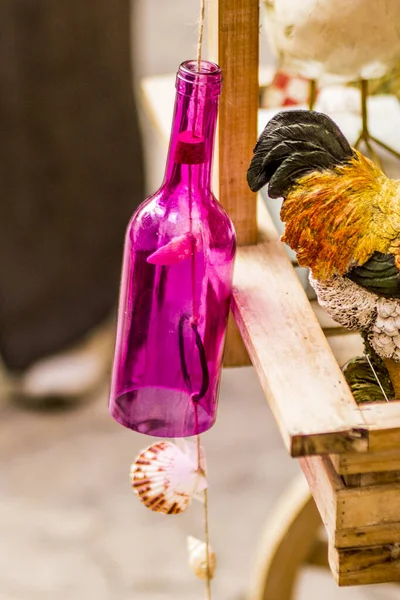 İpe asılı pembe şişe, yaz süsü.