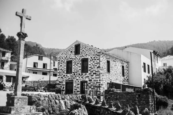 Building in Town and stone cross in black and white — Stock Photo, Image