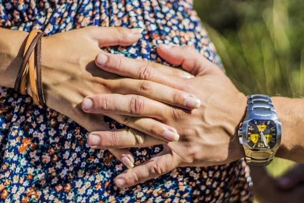 Hamile kadın ve erkek elleri aşkla doludur.