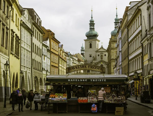Prag 'daki eski moda sokak pazarı.