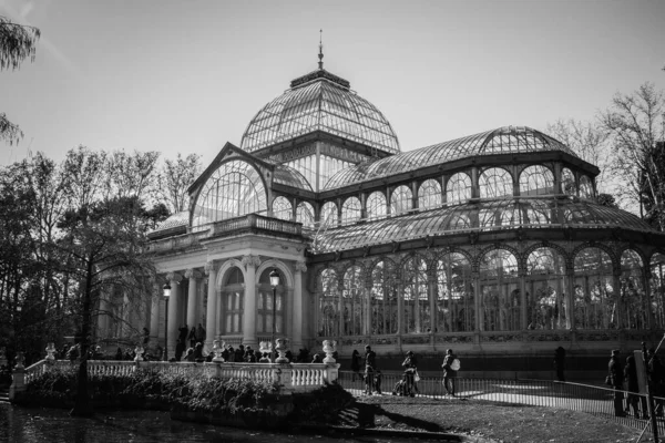 Madrid, Retiro Park 'taki Kristal Saray, tek renkli.