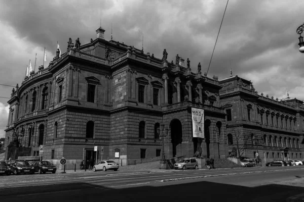 Prag 'daki müze binası siyah beyaz