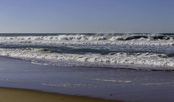 dalgalar sahil kıyısında