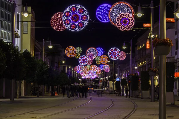 Sokakta tramvay izleri olan yılbaşı ışıkları.