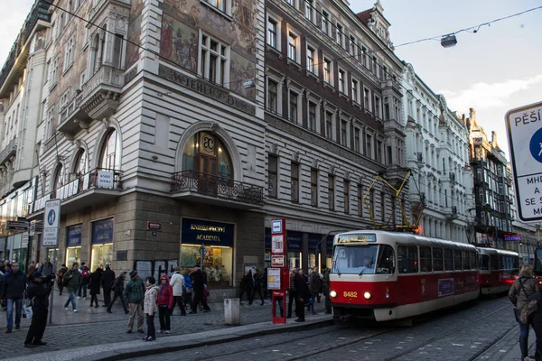 Prag caddesinde yayalar arasında tramvay geçiyor.