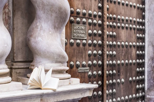 Bir kitabın ve eski bir kapının soyut arkaplanı