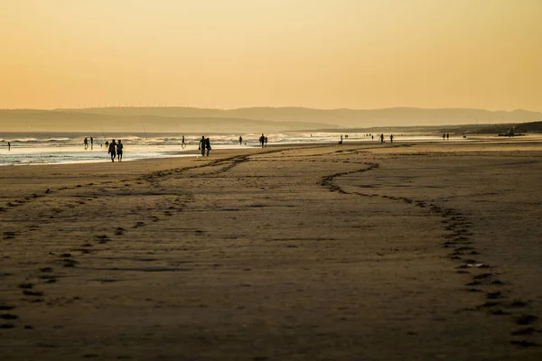 Spiaggia skyline monocromatico e costa in giallo — Foto Stock