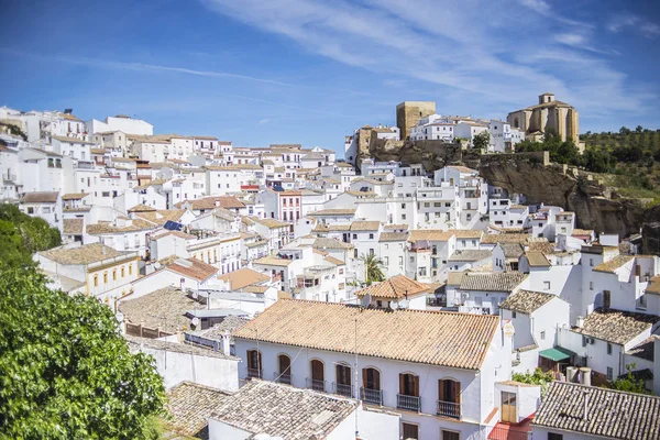 Şaraphanelerden Setenil şehri manzarası, Cadiz, İspanya