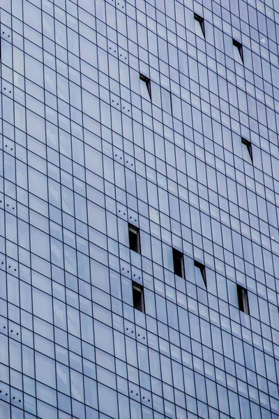 Aşağıdan görünen modern ofis binasının pencereleri