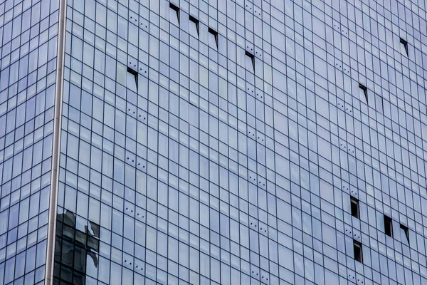 Aşağıdan görünen modern ofis binasının pencereleri