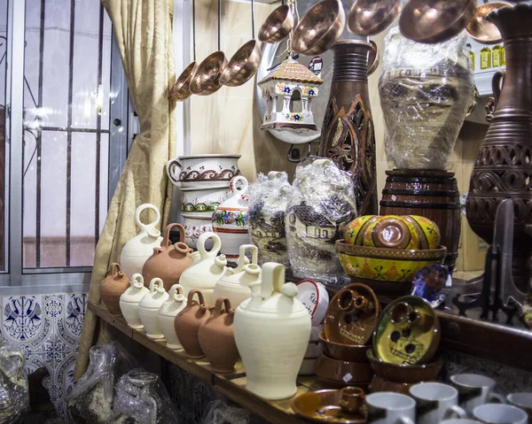 Pazarda satılık geleneksel çömlekçilik