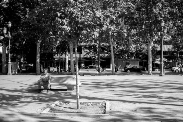 Kışın parktaki yaşlı adam.