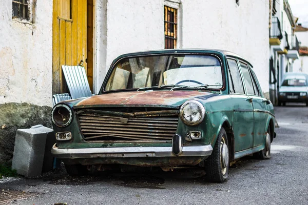 Eski model hurda araba sokakta kalmış.