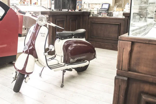 Scooter eski bir kafe 'nin içinde.