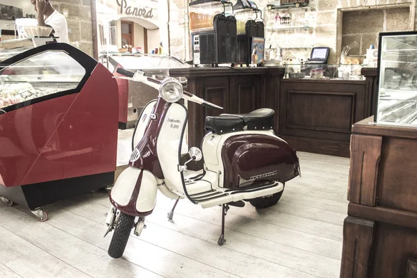 Scooter eski bir kafe 'nin içinde.