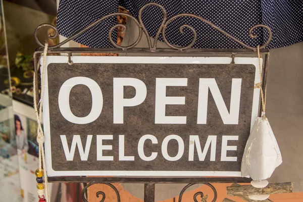 Öppna Välkommen Skylt vid ingången till en butik närbild — Stockfoto