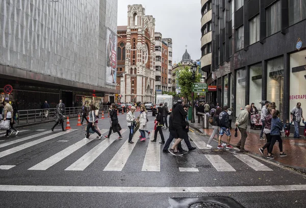 Bilbao, İspanya 5 Temmuz Caddesi yaya geçidi insanları