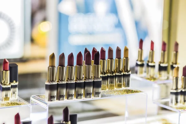 Rujlar marka silmek için sıraya konur