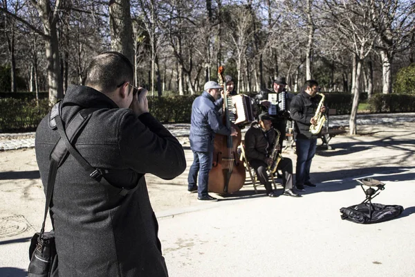Madrid, İspanya - 16 Ocak 2016 Fotoğrafçı Bir sokak grubuna Fotoğraf Çekiyor