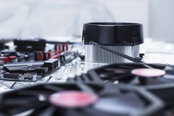 Yeni işlemci ana karta monte ediliyor. Hafıza rampası yuvaları, mikroişlemci ve ana kart yükleniyor