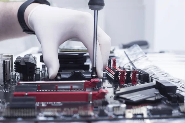 Yeni işlemci ana karta monte ediliyor. Hafıza rampası yuvaları, mikroişlemci ve ana kart yükleniyor