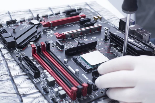 Yeni işlemci ana karta monte ediliyor. Hafıza rampası yuvaları, mikroişlemci ve ana kart yükleniyor