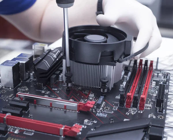 Yeni işlemci ana karta monte ediliyor. Hafıza rampası yuvaları, mikroişlemci ve ana kart yükleniyor