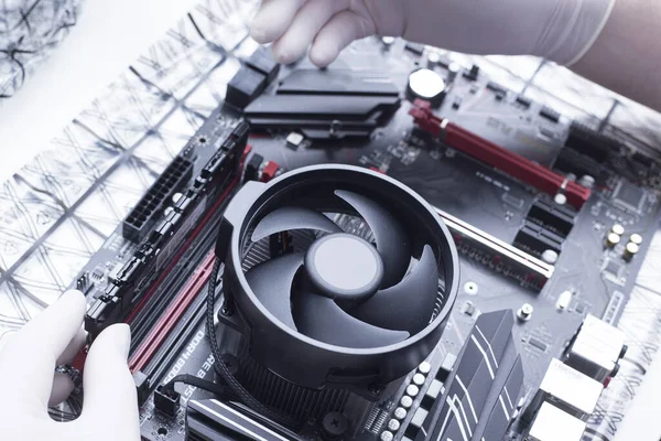 Yeni işlemci ana karta monte ediliyor. Hafıza rampası yuvaları, mikroişlemci ve ana kart yükleniyor