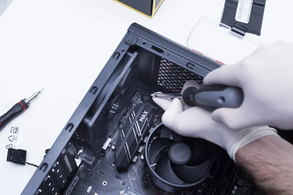 Yeni işlemci ana karta monte ediliyor. Hafıza rampası yuvaları, mikroişlemci ve ana kart yükleniyor