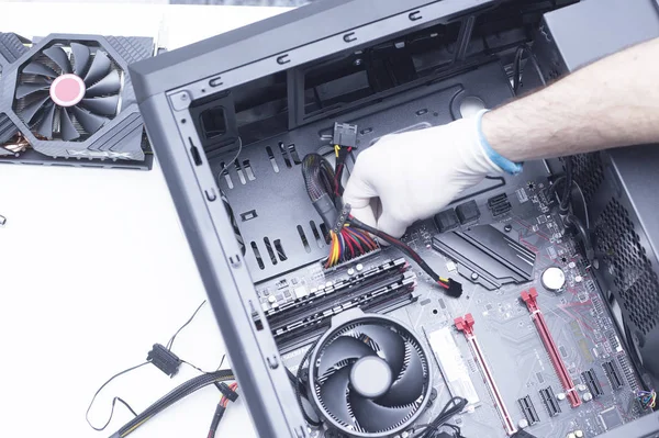 Yeni işlemci ana karta monte ediliyor. Hafıza rampası yuvaları, mikroişlemci ve ana kart yükleniyor