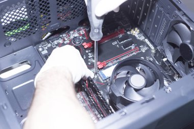 Yeni işlemci ana karta monte ediliyor. Hafıza rampası yuvaları, mikroişlemci ve ana kart yükleniyor